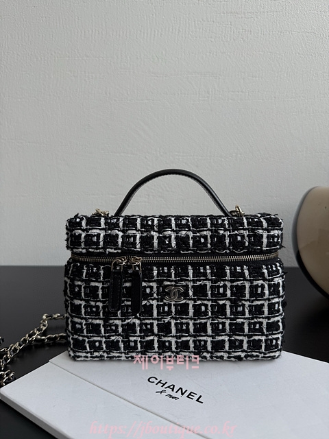 샤넬 2024/25 크루즈 쇼 롱 베니티 체인 탑핸들