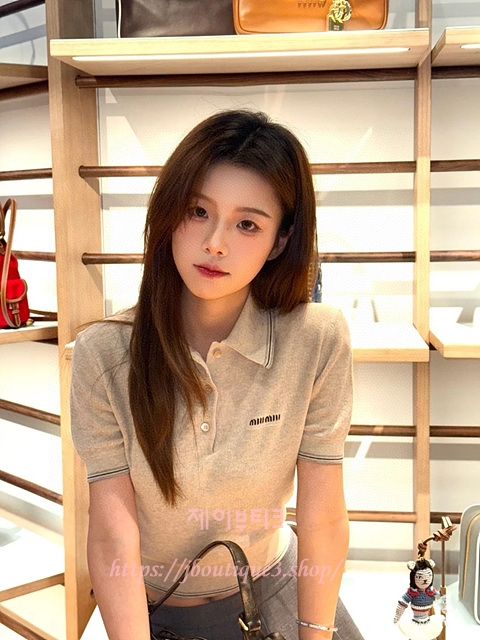 미우미우 반팔 카라 티셔츠