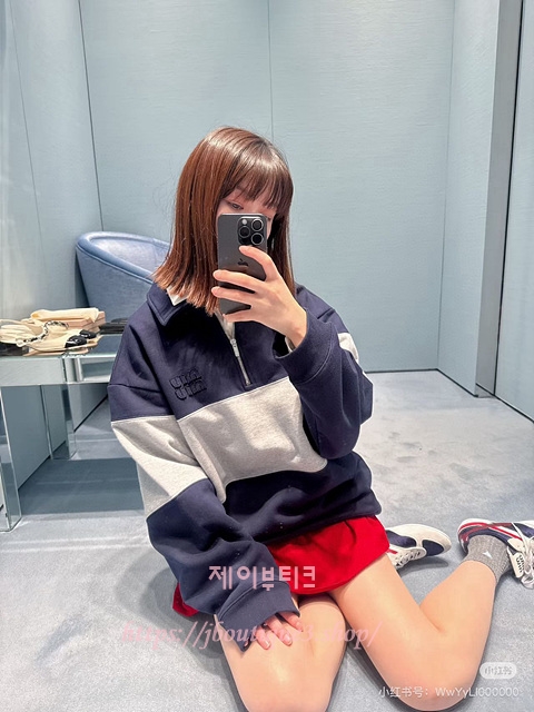 미우미우 스웻 셔츠