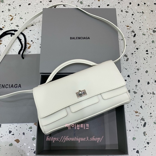 발렌시아가 벨 에어 클러치 온 스트랩