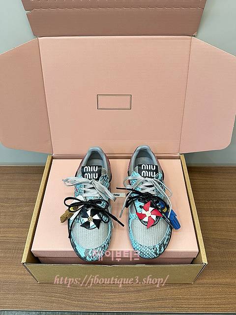 미우미우 스니커즈