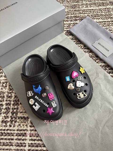 발렌시아가 X 크록스