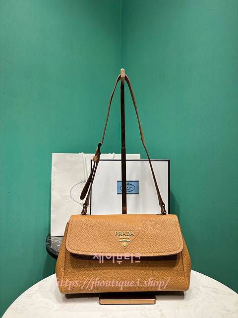 프라다 스몰 가죽 숄더백