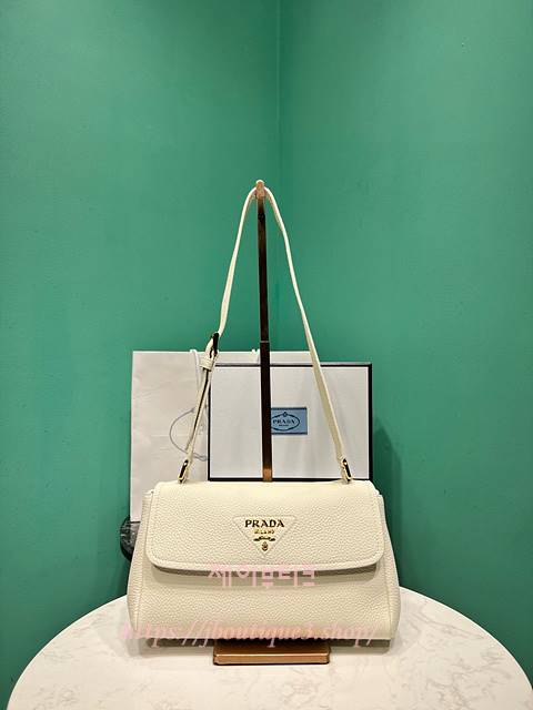 프라다 스몰 가죽 숄더백