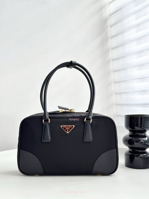 프라다 리에디션 1978 미디엄 리나일론 및 사피아노 가죽 투핸들 백