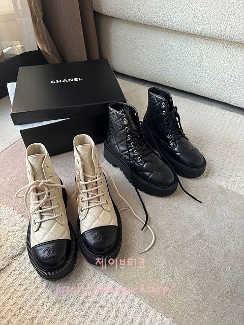 샤넬 퀼팅 레이스업 앵클 부츠 (2color)