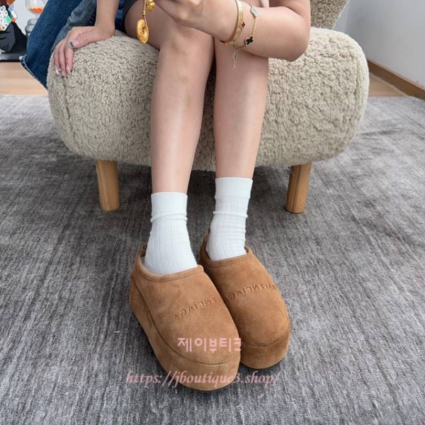 발렌시아가 알래스카 시어링 슬리퍼