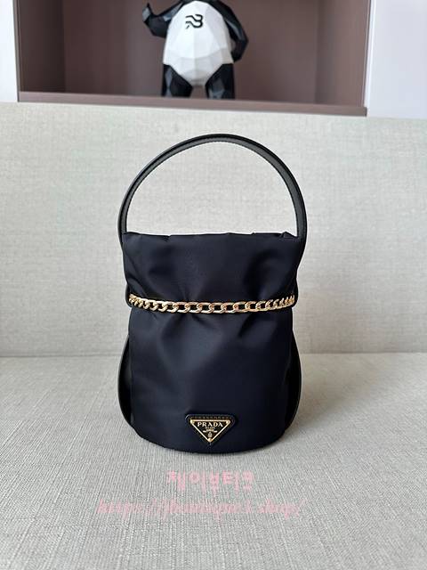 프라다 쁘띠 삭 누아르 미니 나파 가죽 버킷 백