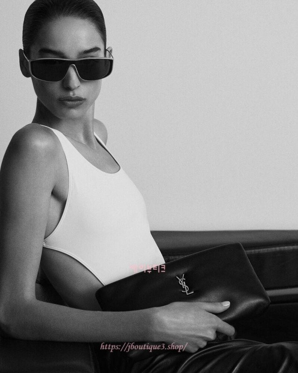 생로랑 램스킨 소재의 CALYPSO 롱 파우치 블랙