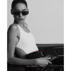 생로랑 램스킨 소재의 CALYPSO 롱 파우치 블랙