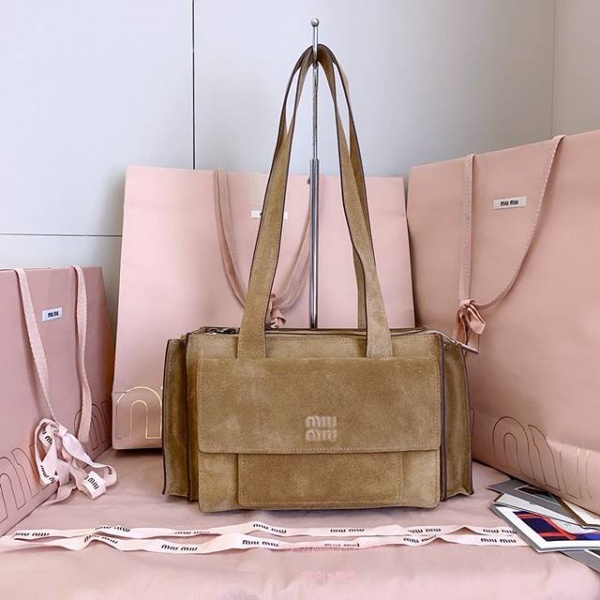 미우미우 유틸리테어 스웨이드 백