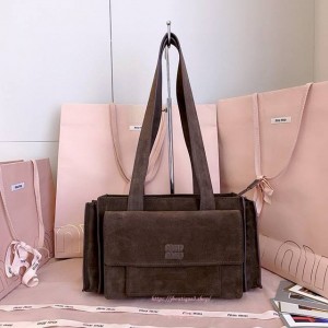 미우미우 유틸리테어 스웨이드 백