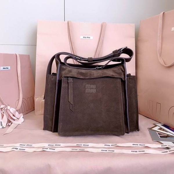 미우미우 유틸리테어 스웨이드 숄더백