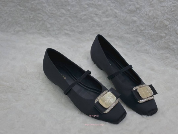 페라가모 뉴 바라 플레이트 발레 펌프스