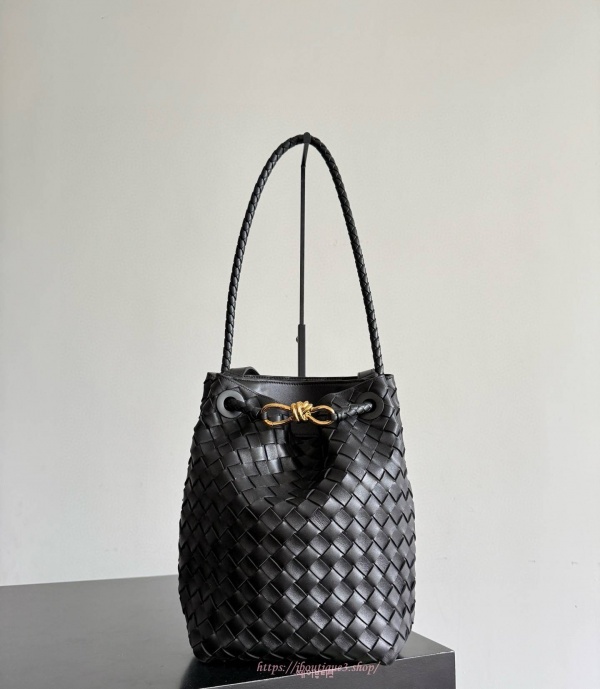 보테가 베네타 스몰 안디아모 버킷 백